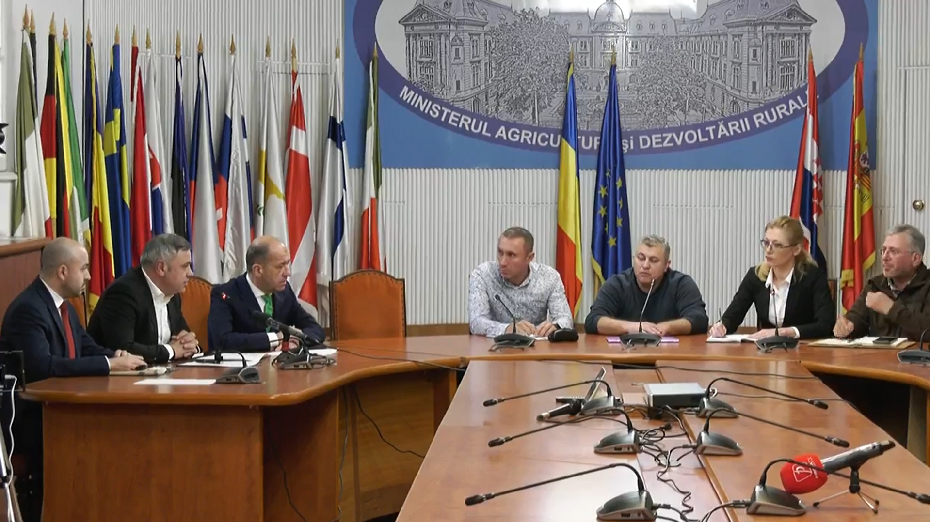 Discuții cu protestatarii la Ministerul Agriculturii. Barbu le cere scuze fermierilor pentru că i-a făcut instigatori