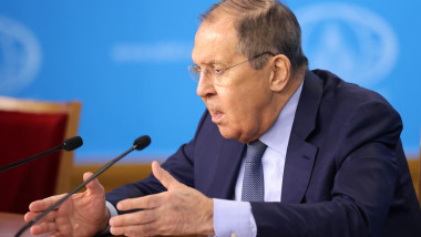 serghei lavrov face declaratii la o conferinta de presa din rusia