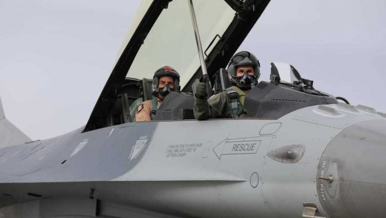 piloti in carlinga unu avion f-16