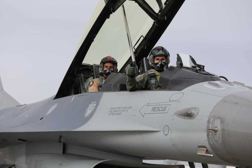 Ministrul Apărării spune că piloţii români au început pregătirea în cadrul Centrului European de Instruire F-16 de la Feteşti