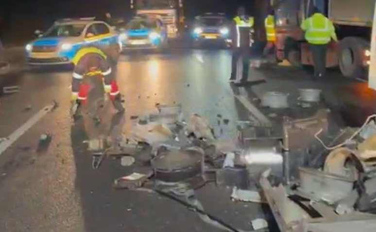 Un adolescent a murit după ce autoutilitara în care se afla a lovit un camion staţionat