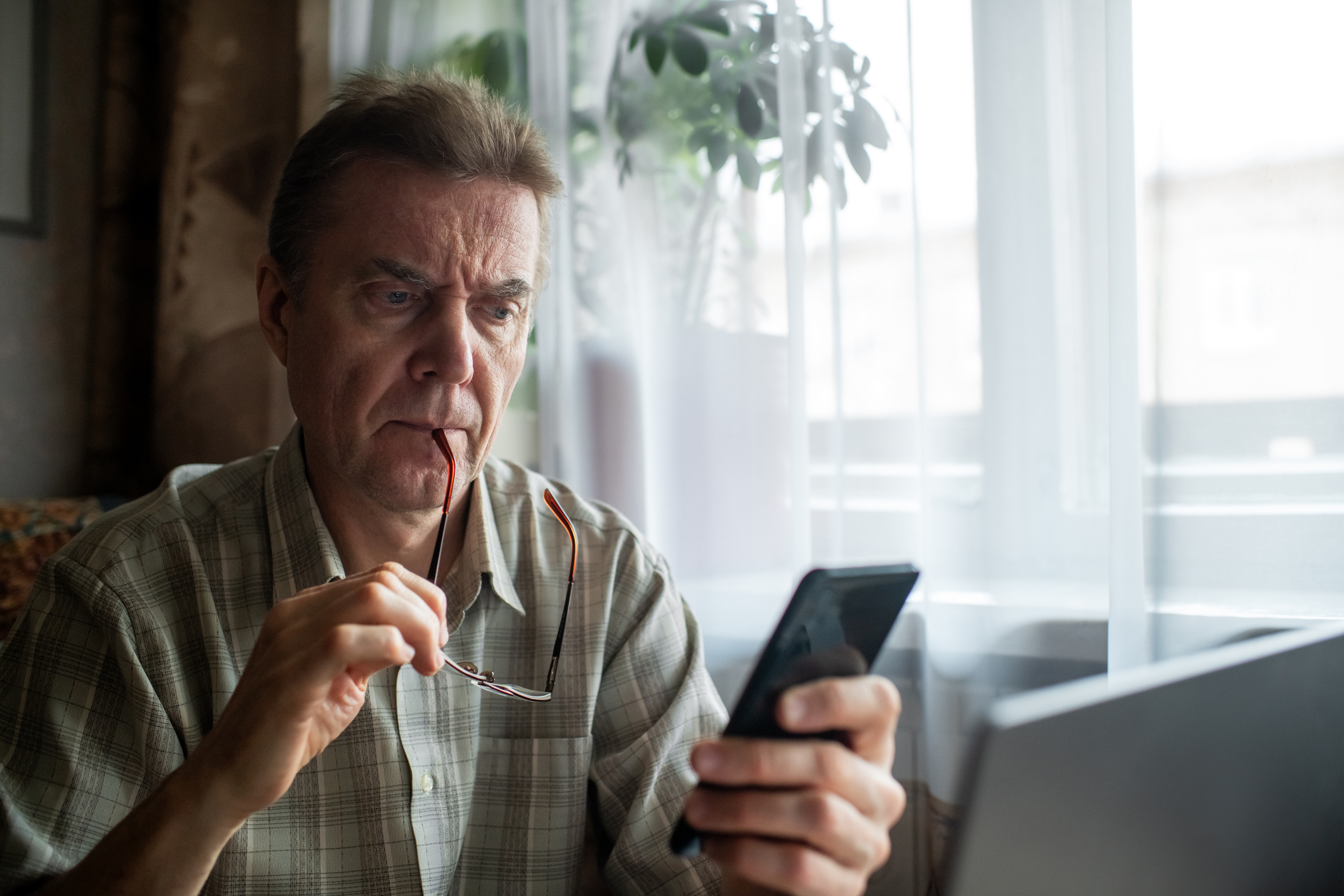 Un bărbat din Hunedoara a rămas fără 167.000 de lei din cont, după ce a cumpărat acțiuni fictive de pe internet