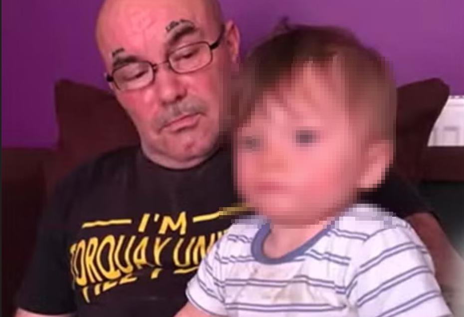 Un copil de 2 ani a murit de foame lângă cadavrul tatălui său, mort în urma unui infarct