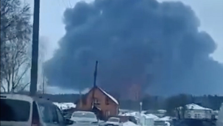 incendiu depozit rusia, fum gros