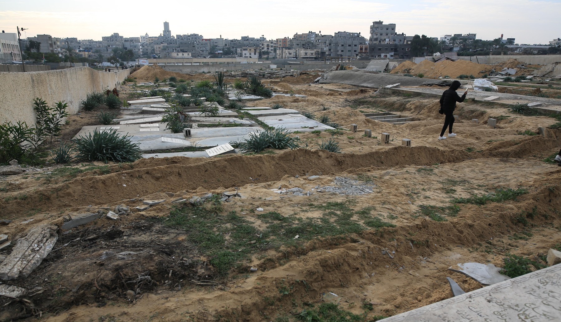 Armata israeliană recunoaşte că a luat cadavre dintr-un cimitir din Gaza, pentru a verifica dacă sunt ostatici răpiți de Hamas