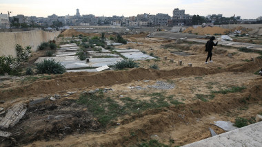 cimitir din gaza cu morminte dezgropate de armata israeliana