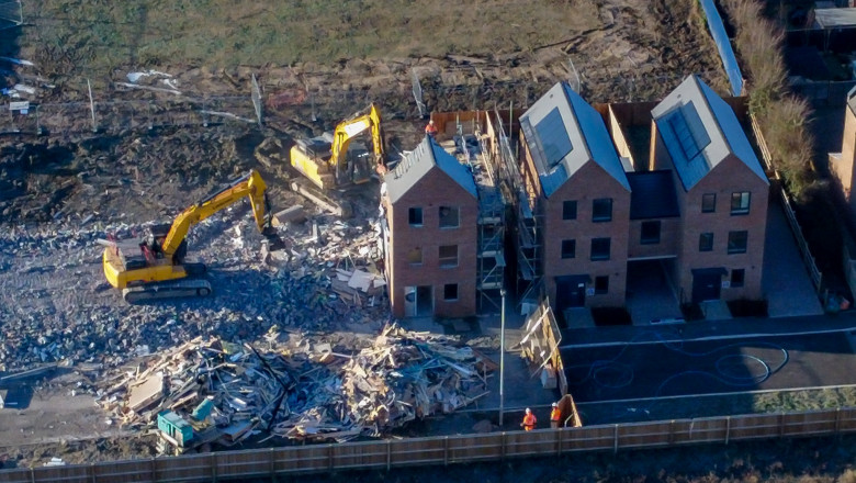 Un dezvoltator imobiliar din Marea Britanie a început demolarea a 83 de case pe care abia le construise.