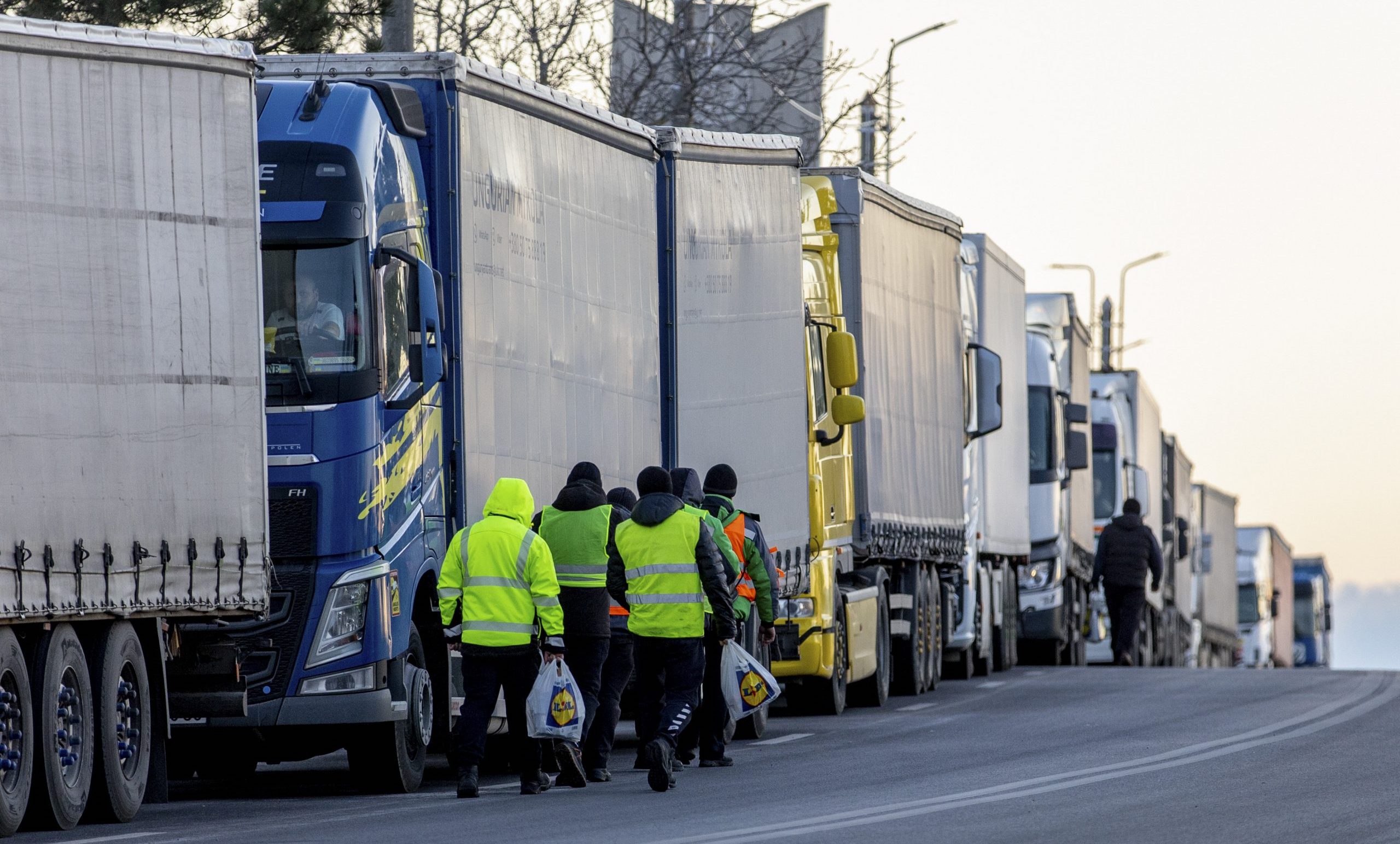 Transportatorii şi fermierii au blocat Autostrada Bucureşti-Ploieşti. Au oprit vehiculele și au plecat pe jos. Coadă de mașini de 6 km