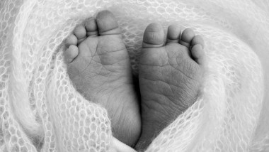 picioare de nou nascut, poza alb negru