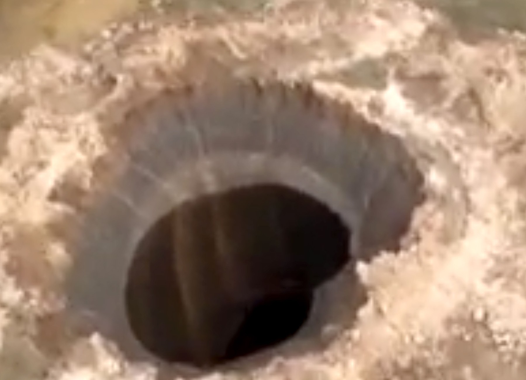 Ipoteza care elucidează misterul ciudatelor „cratere explozive” din Siberia. „Se întâmplă doar acolo”