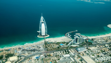 Hotelul Burj Al Arab Jumeirah din Dubai vazut din aer