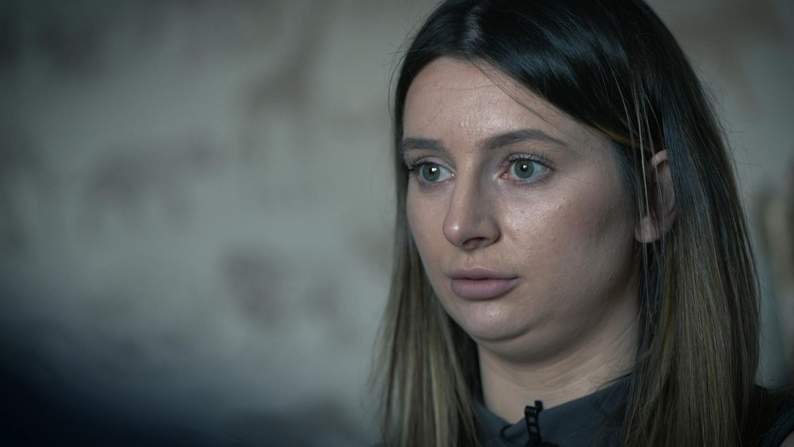 O femeie acuză că a fost obligată să se dezbrace complet în arestul poliției britanice, iar polițiștii au intrat pe rând să o vadă