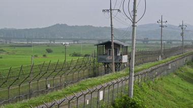 garduri cu sârmă ghimpată și un turn de control în zona demilitarizată coreeană