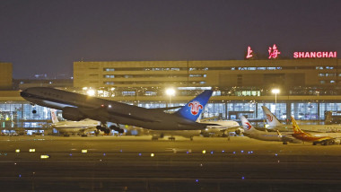 avion care aterizează pe aeroportul din Shanghai