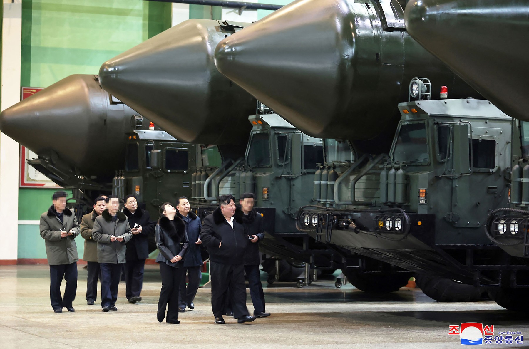 Kim Jong Un a vizitat mai multe fabrici de armament în timp ce cresc criticile privind transferul de arme către Rusia