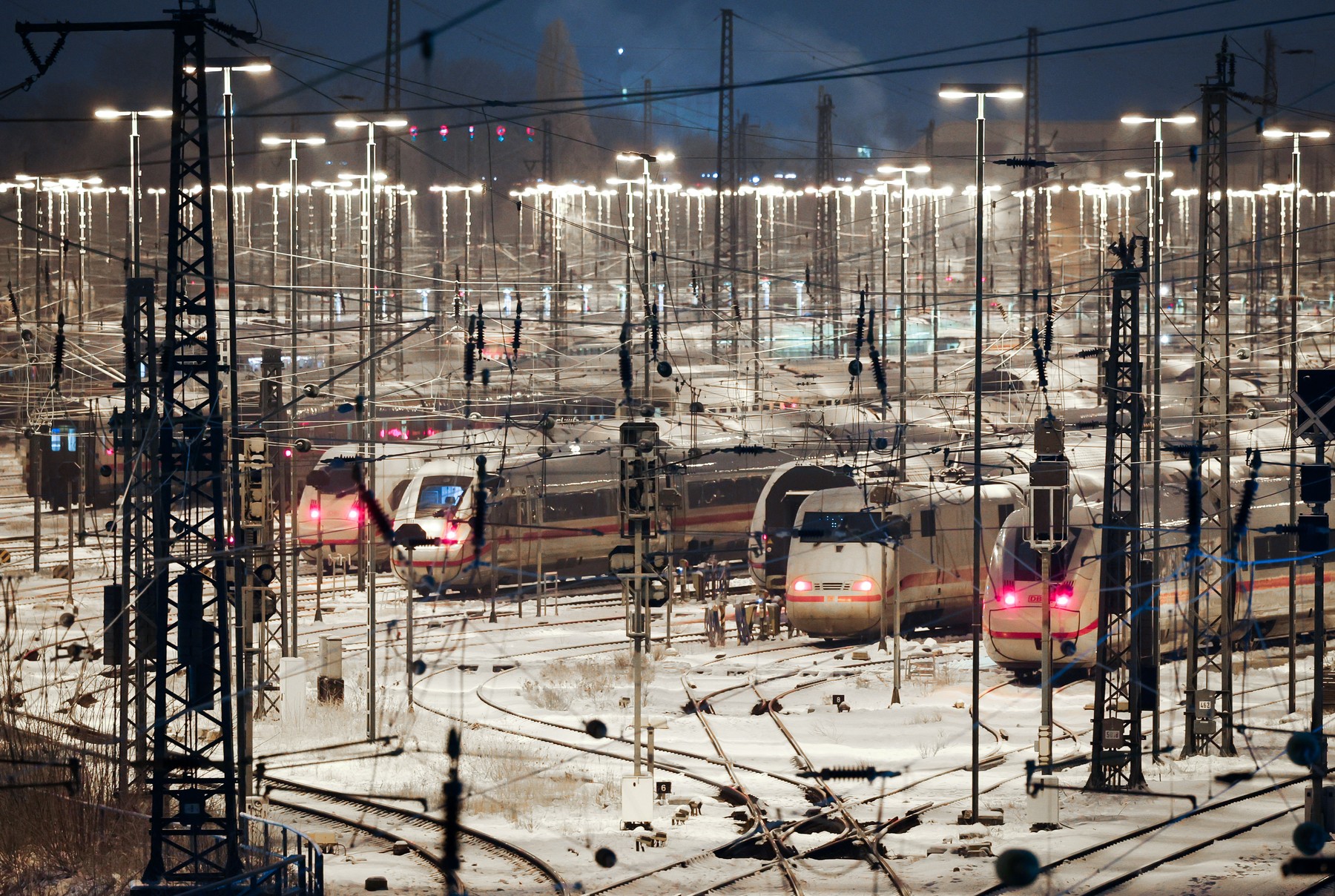 Traficul feroviar și rutier din Germania e paralizat. Mecanicii de locomotivă sunt în grevă, drumurile sunt blocate de camioane