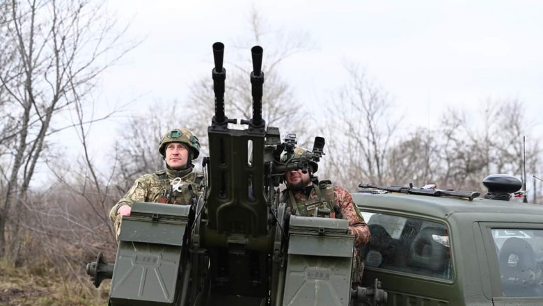 2 soldati ucraineni cu mitraliera antiaeriana