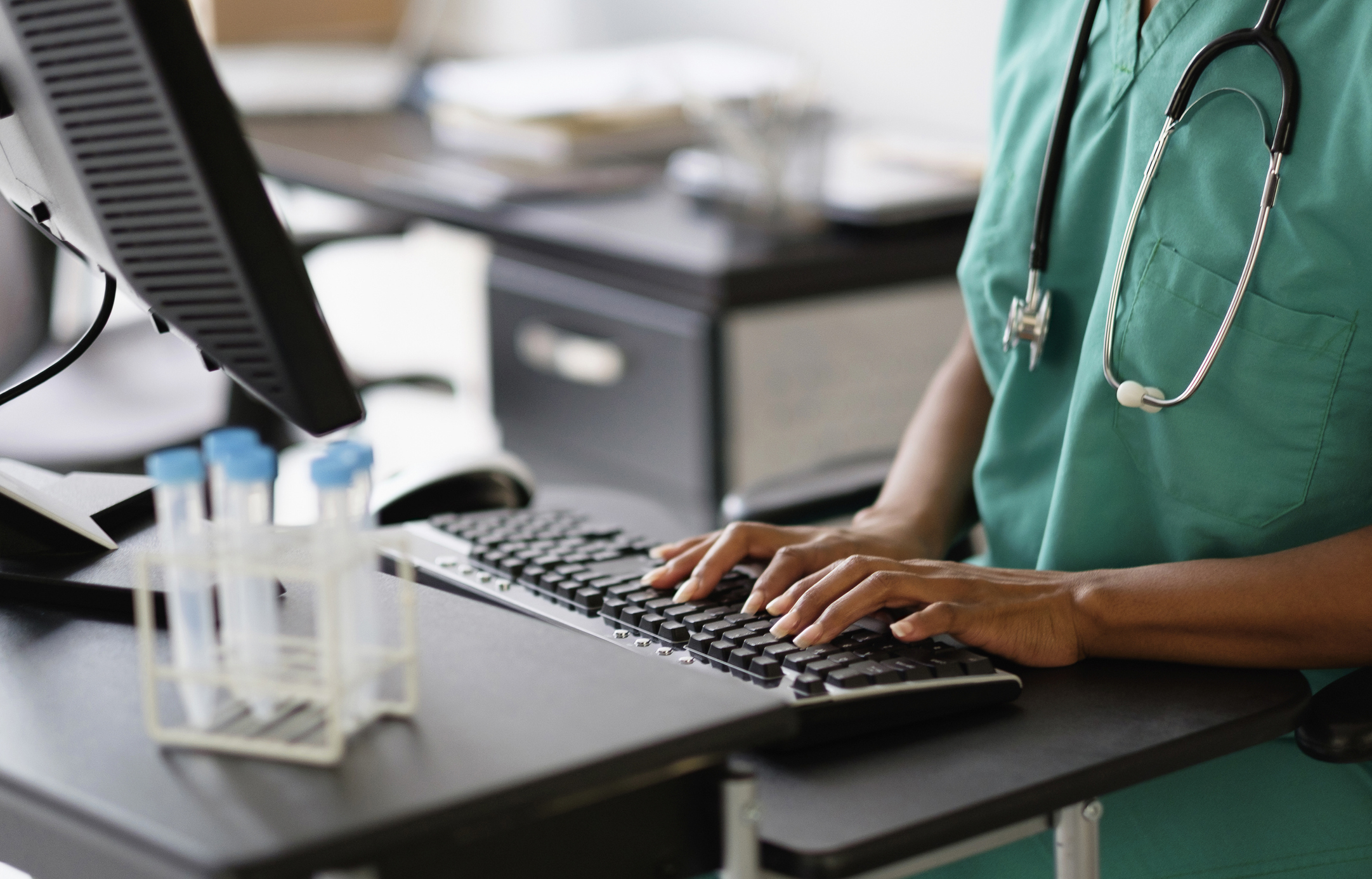 O asistentă medicală din Galați a furat timp de 4 ani bani, bunuri și tichete de vacanță de la colegi și pacienți
