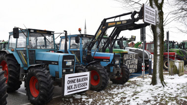 pe modelul german, fermierii aduc masini agricole in Bucuresti