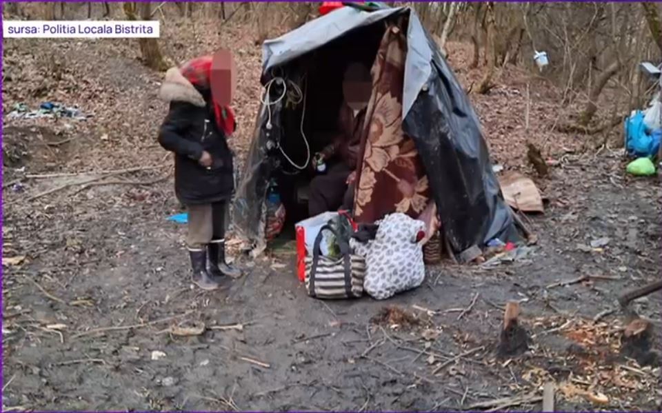 Familie găsită locuind în adăposturi improvizate în pădure, în plină iarnă, lângă Bistrița. Doi copii bolnavi au ajuns la spital