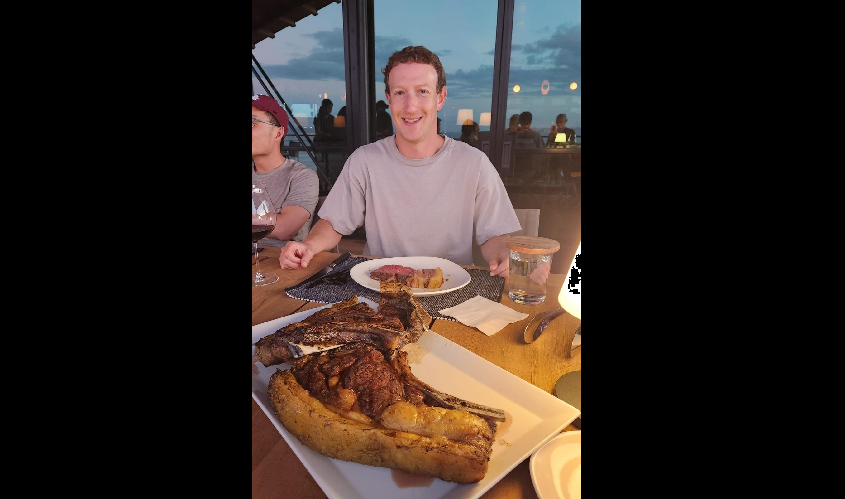 Mark Zuckerberg a început să crească în Hawaii vaci hrănite cu făină de macadamia şi bere