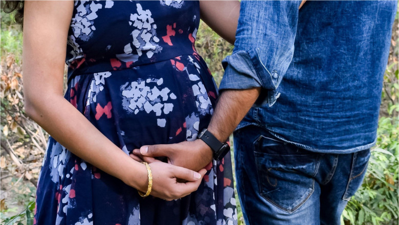 Cuplu în India cu o femeie gravidă