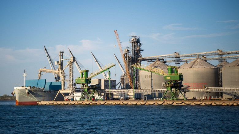 15 July 2022, Romania, Constanta: Grain silos at the port of Constanta. Baerbock has spoken out in favor of stronger EU control of grain exports from Ukraine. Photo: Sina Schuldt/dpa