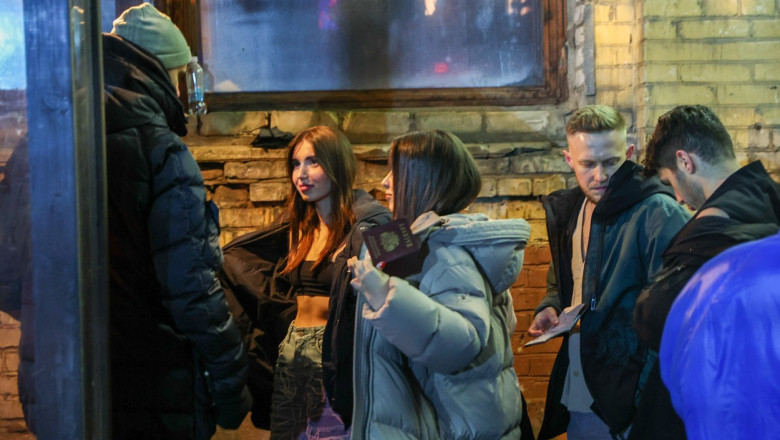 oameni la coadă la intrarea în clubul mutabor din Rusia