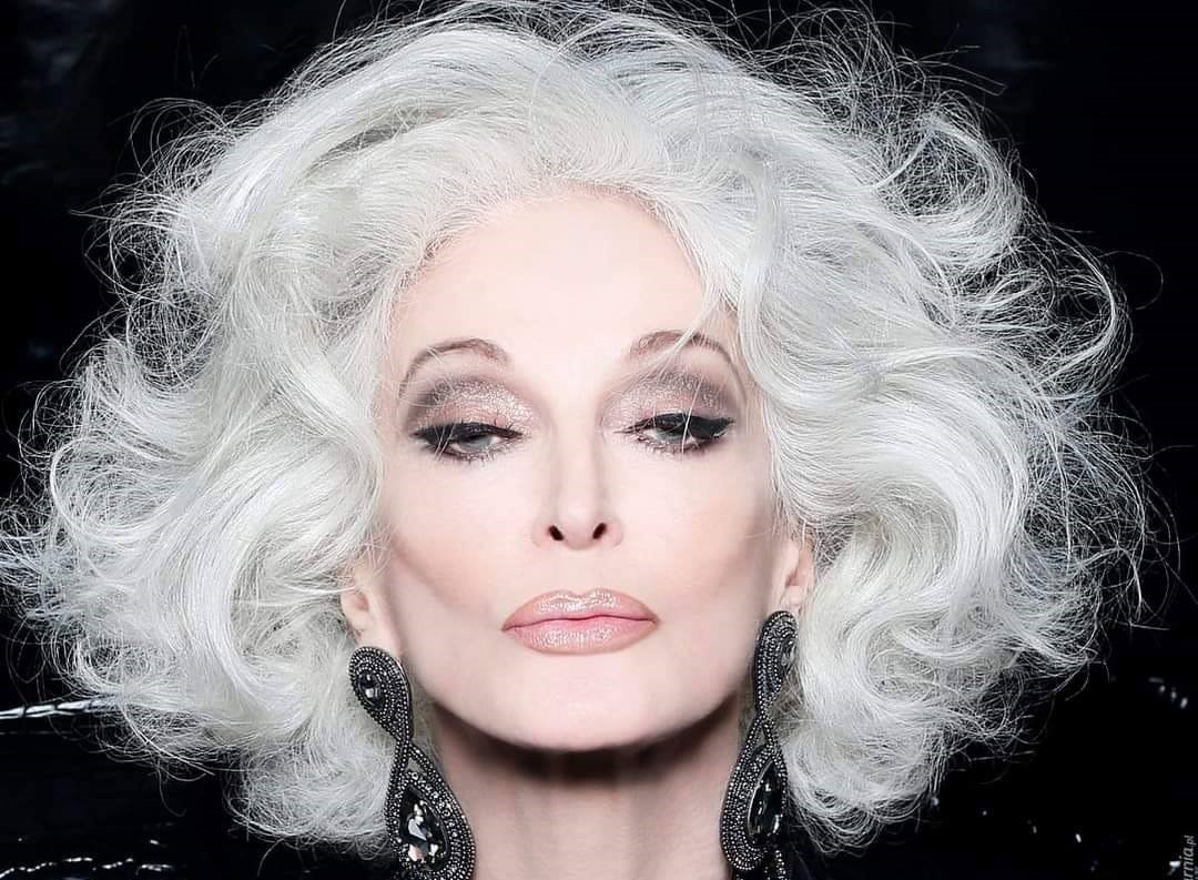 La vârsta de 92 de ani, Carmen este cel mai în vârstă model din lume. Anul trecut a apărut pe coperta Vogue