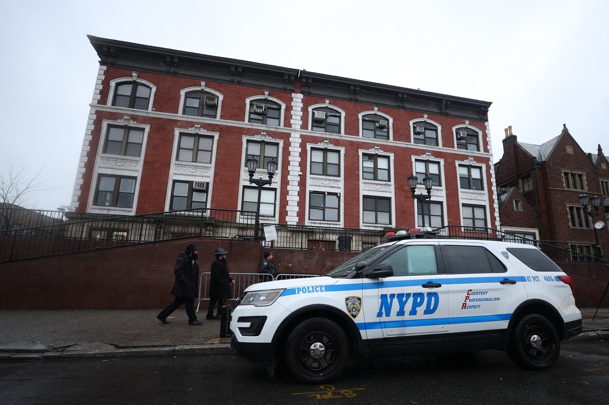 Incident bizar în New York. Polițiștii s-au luat la bătaie cu mai mulți bărbați din cauza unui tunel săpat în secret într-o sinagogă