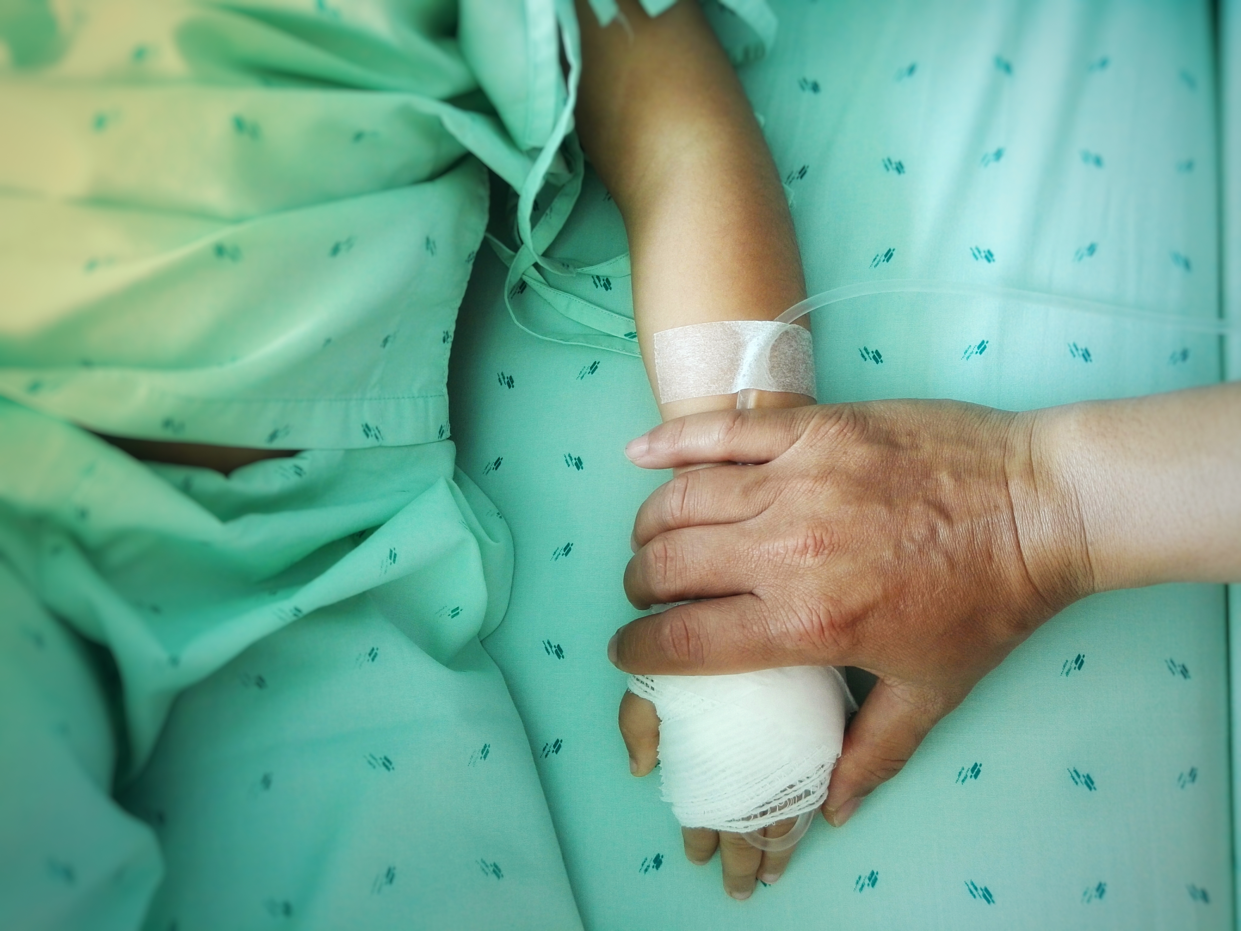 „Am tăiat patru mâini în două ore”. Mulți copii ajung în stare gravă la spital, mutilați de petarde. Avertismentul medicilor