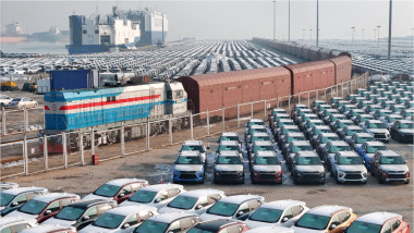 mașini pregătite pentru export într-un port din China