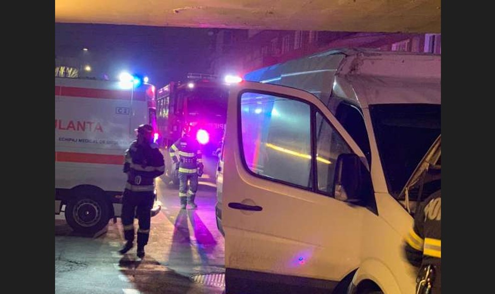 Un microbuz a rămas blocat sub un pasaj rutier, în Arad. Șase oameni au fost răniți