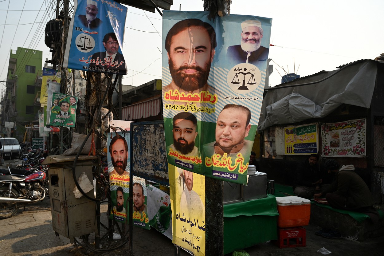 Un candidat la alegerile din Pakistan a fost împușcat mortal în timp ce își făcea campanie electorală din ușă în ușă