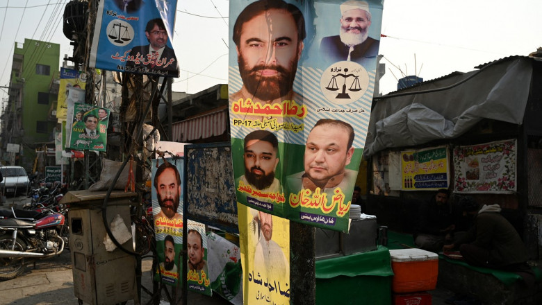 afise cu candidatii la alegerile din pakistan