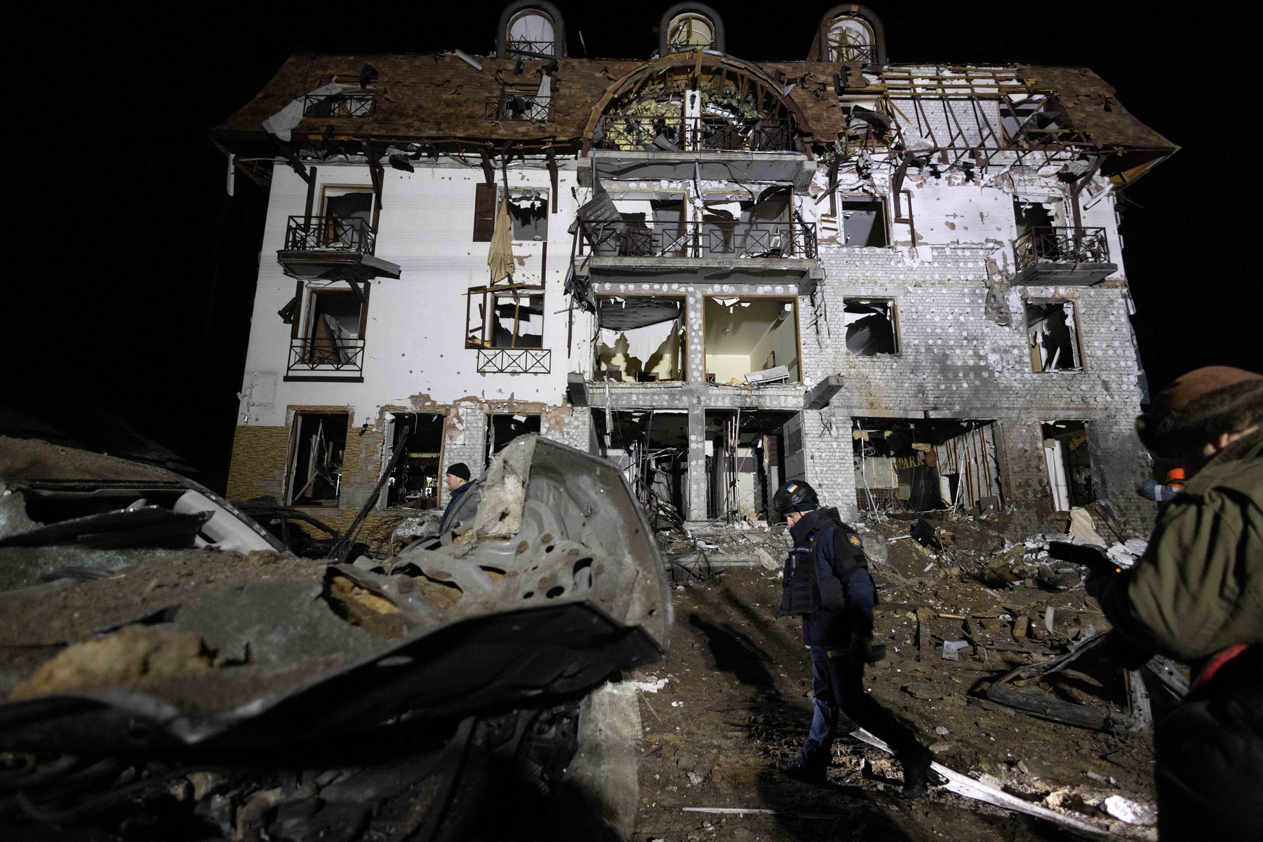 Rușii au bombardat un hotel din Harkov. 11 răniți, printre care şi jurnalişti turci