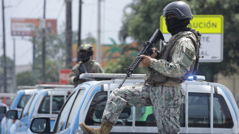 GYE-OPERATIVO MILITAR Guayaquil, miĂ� rcoles 10 de enero del 2024 Un contingente de militares realizaron un operativo tip