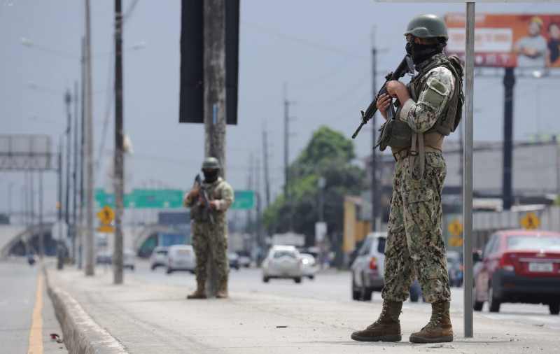 GYE-OPERATIVO MILITAR Guayaquil, miĂ� rcoles 10 de enero del 2024 Un contingente de militares realizaron un operativo tip