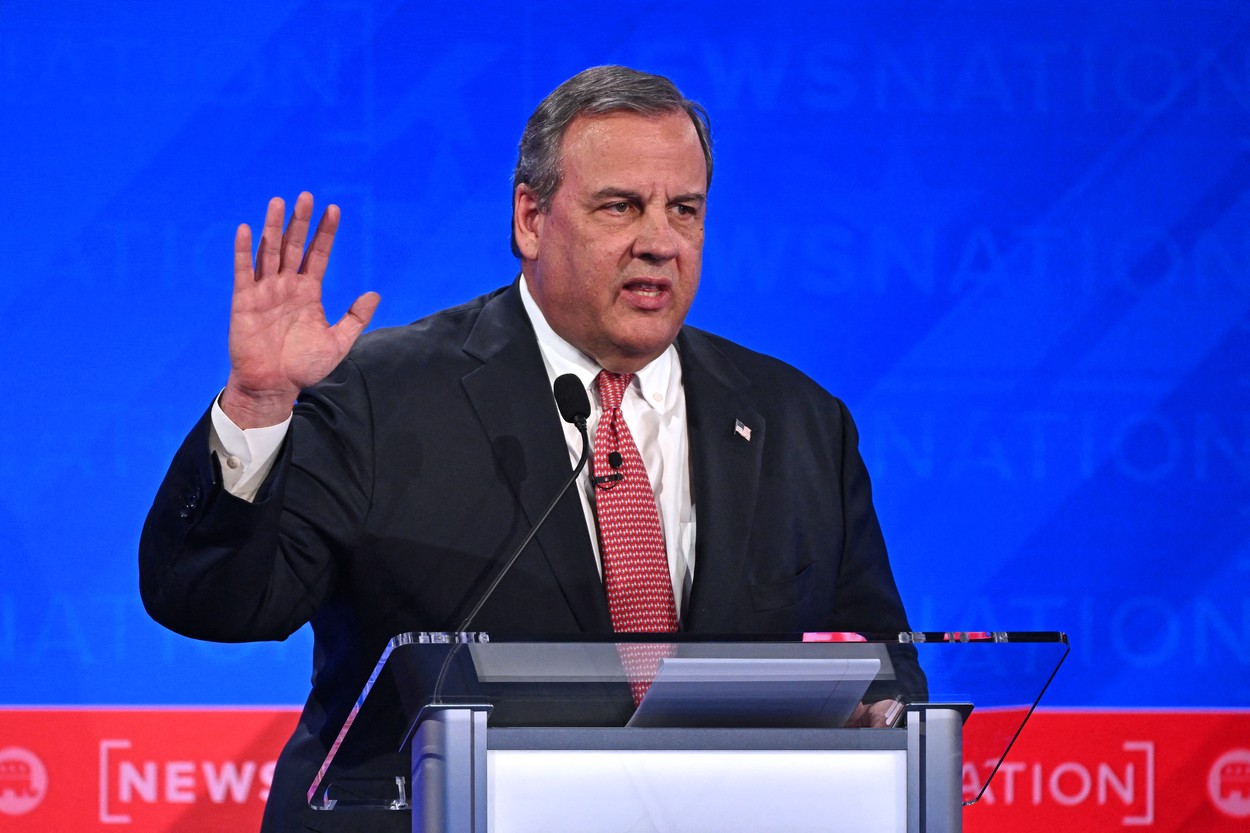 Chris Christie, cel mai vocal critic al lui Trump din primarele republicane, se retrage din cursa electorală