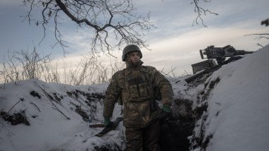 soldat în tranșee ucraina