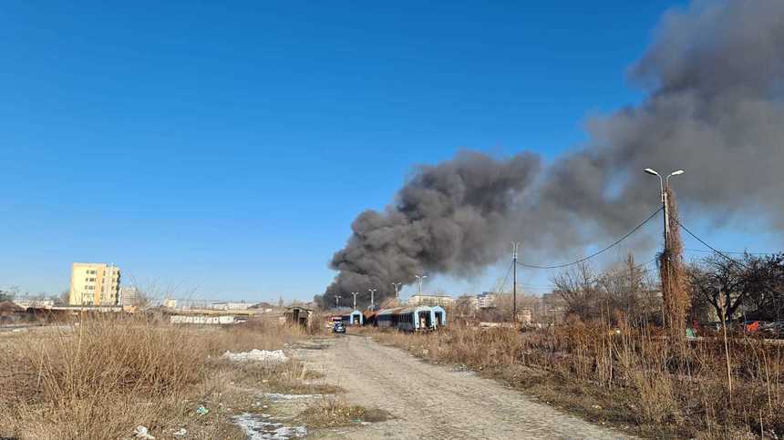 Incendiu puternic în București: Ard vagoane dezafectate, în zona de triaj dintre Gara Basarab şi Podul Grant