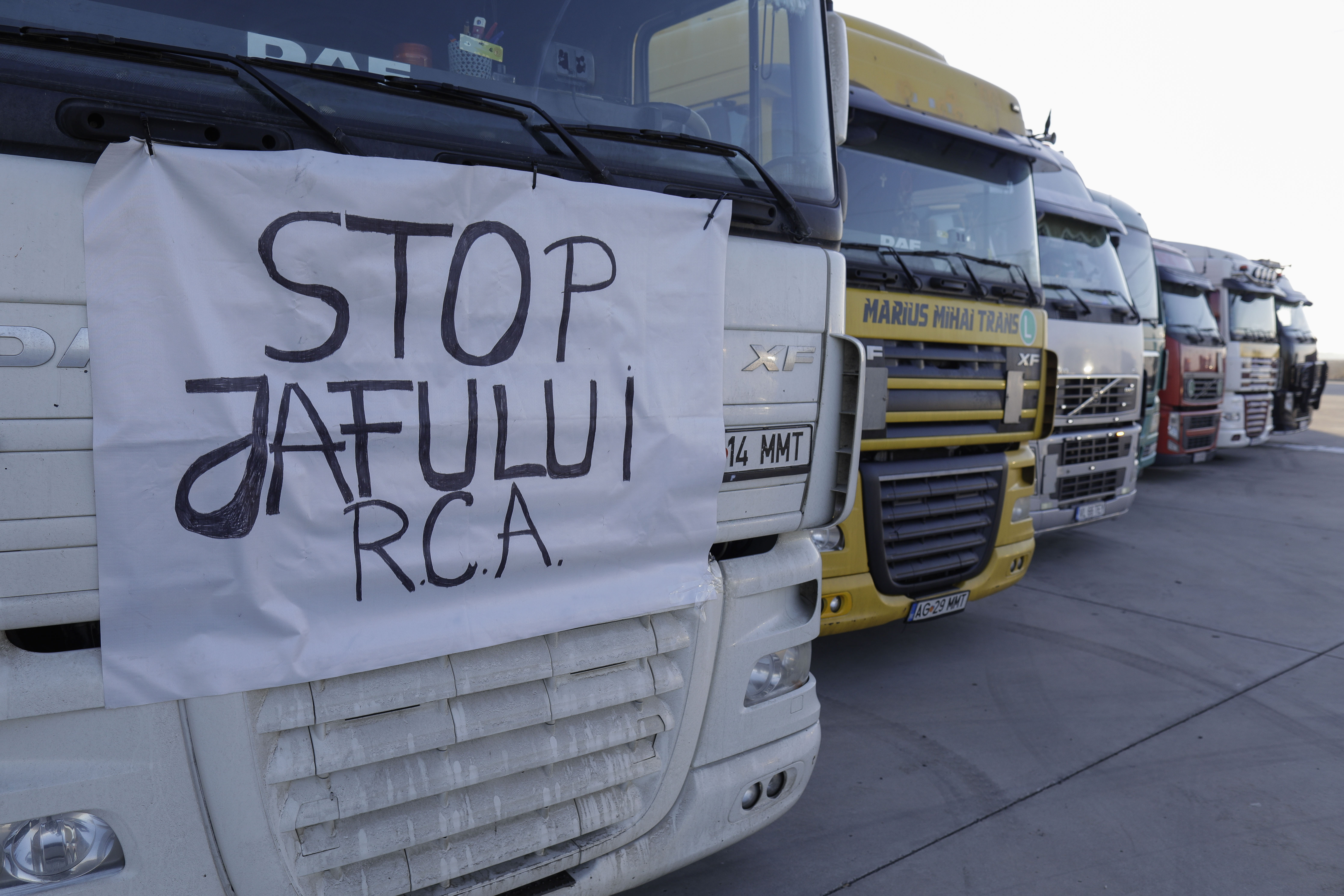 Asigurătorii răspund transportatorilor care protestează. UNSAR: Tarifele RCA sunt deja plafonate