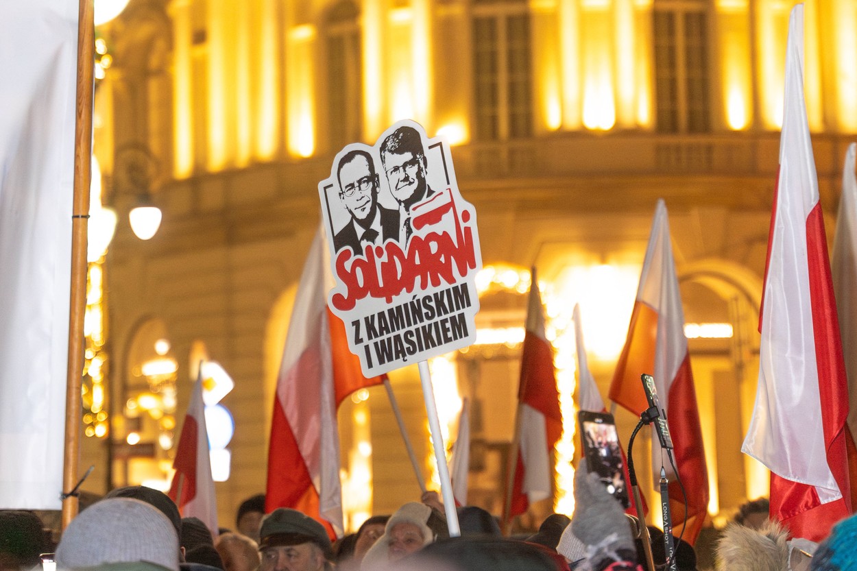 PiS organizează un protest după condamnarea la închisoare a doi foşti miniştri. Mii de oameni sunt aduși la Varșovia cu autocarele