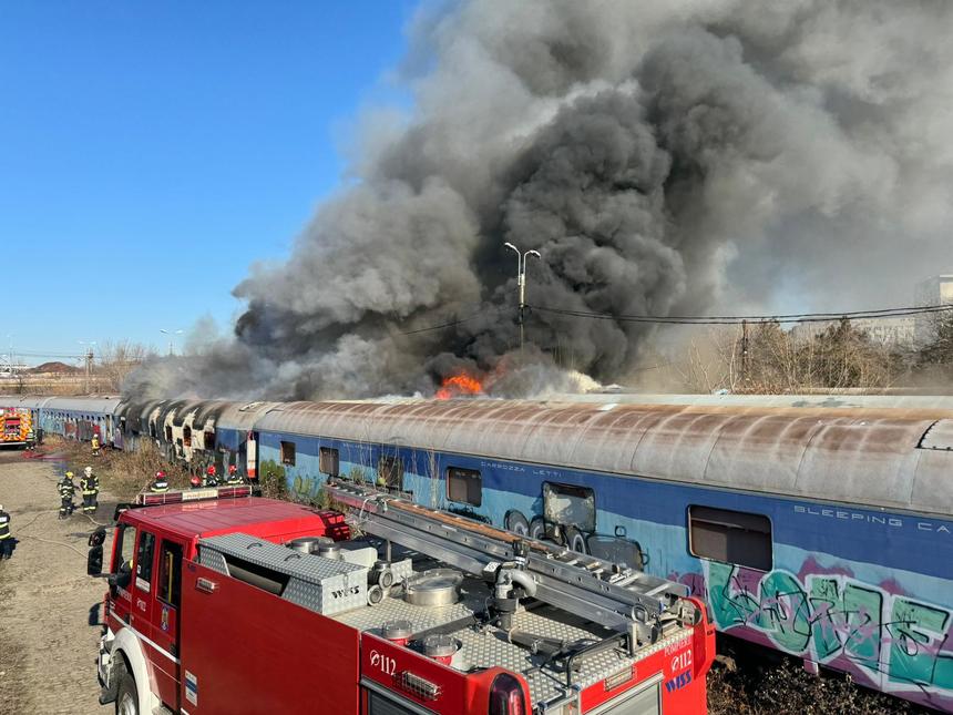 Incendiu puternic în București: Ard mai multe vagoane dezafectate, în zona de triaj dintre Gara Basarab şi Podul Grant