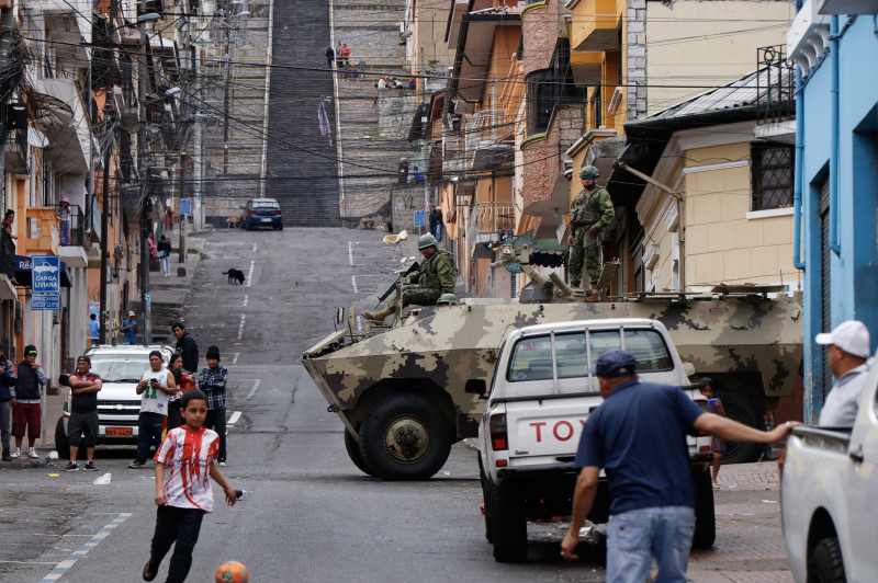 armata-ecuador-străzi