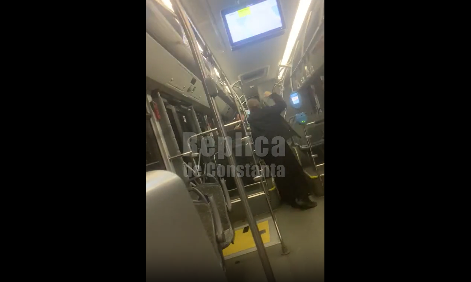Un călugăr a luat la bătaie un bărbat într-un autobuz din Constanța