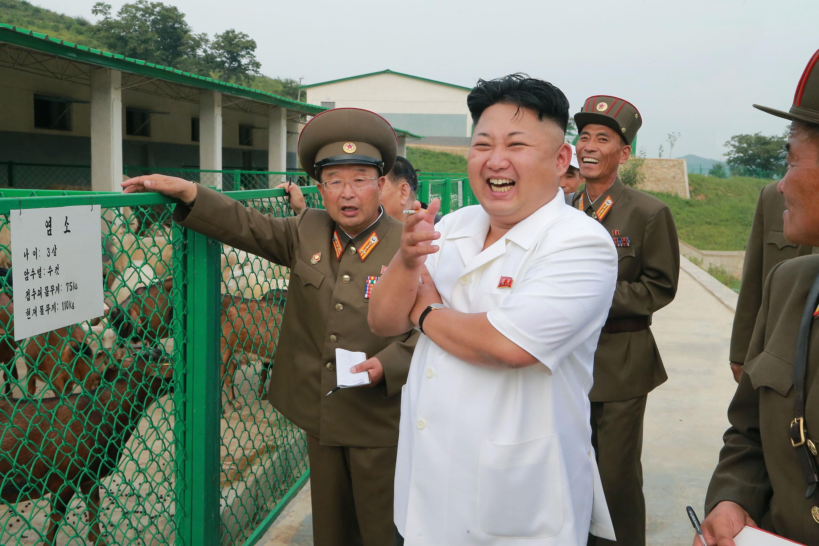 „Kim Jong Un intră într-o fabrică de scutece. Când a ieșit, se făceau și...” Cum sună „anecdotele revoluționare” publicate de Phenian