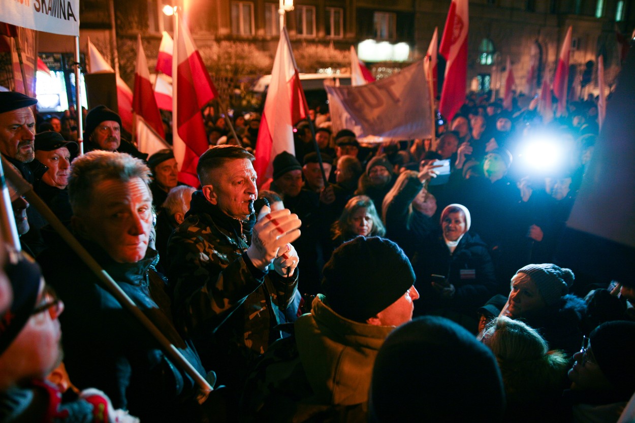 „Am supravieţuit ruşilor, vom supravieţui lui Tusk”. Zeci de mii de oameni au protestat în Polonia față de măsurile noului guvern