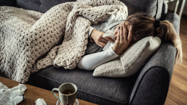 femeie cu gripa in pat