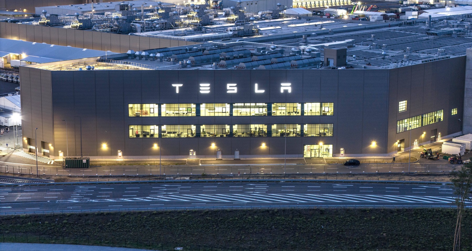 Tesla suspendă producţia de mașini electrice în Germania din cauza atacurilor din Marea Roşie